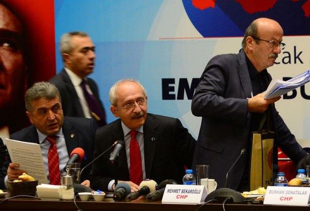 <div>CHP Genel Başkanı Kemal Kılıçdaroğlu, emeklilerle yaptığı toplantıda, bir kişinin ayakkabılı saldırısına maruz kaldı.</div>

<div> </div>
