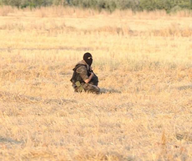 <p>Kilis'te IŞİD militanları Türk askerlerine saldırdı, 1 astsubay şehit olurken 4 asker yaralandı. Askerin açtığı karşı ateşte de 1 IŞİD militanı öldürüldü. İşte Kilis'ten son kareler...</p>