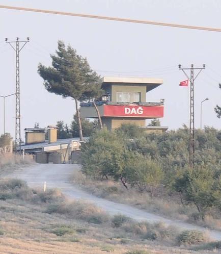 <p>Kilis'te IŞİD militanları Türk askerlerine saldırdı, 1 astsubay şehit olurken 4 asker yaralandı. Askerin açtığı karşı ateşte de 1 IŞİD militanı öldürüldü. İşte Kilis'ten son kareler...</p>
