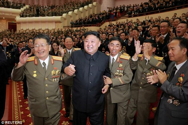 <p> Çeşitli sanat performanslarının sergilendiği kutlamada Kuzey Kore lideri Kim Jong Un, Kore Merkez Haber Ajansı tarafından yayımlanan fotoğrafta hidrojen bombası testine katkıda bulunan nükleer bilim adamları ve mühendislerle mutlu bir poz verdiği görülüyor.</p>
