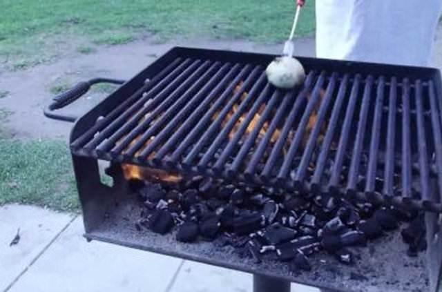 <p>Mangal temizliği için mangalı soğanın yarısı ile silin. </p>

<p> </p>

