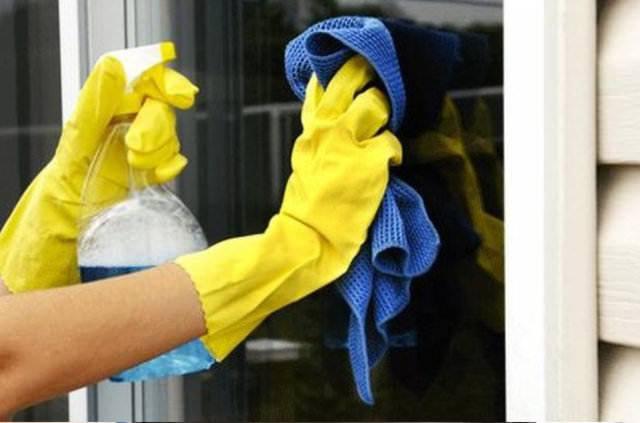 <p>Pırıl pırıl camlar için 1 yemek kaşığı beyaz sirke ve 1 litre suyu karıştırın. Karışımı cam üstüne püskürtün ve mikrofiber bez ile silin.</p>
<p> </p>
