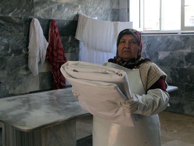 <p>Türkiye’de yapılan anketlerde memnuniyet oranı yüzde 99 ile vatandaşların en memnun olduğu kişiler olan gassallar, yılda yüzlerce ölüyü yıkayıp, temizleyip, kefenledikten sonra ebediyete uğurluyor. Gassallar, hayatlarının büyük bir bölümünü neredeyse ‘gasilhane’ denilen o ölü yıkama kabininin içinde geçiriyor.</p>

<p> </p>

<p> </p>
