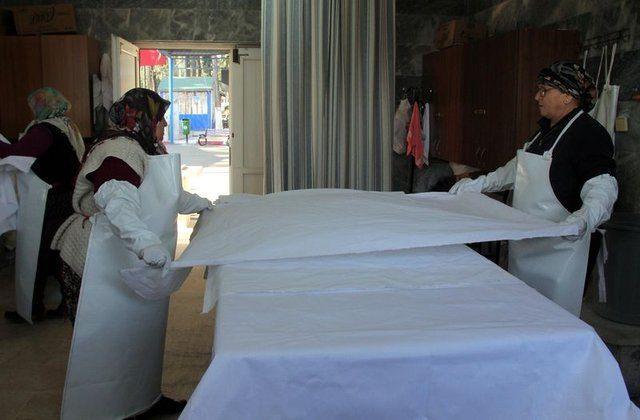 <p>Kamuoyunda ‘ölü yıkayıcı’ olarak bilinen gassallar, ölümün tıpkı doğum gibi en büyük hakikat olduğunu bilerek görevlerini yapmayı sürdürüyorlar. Ayrıca Türkiye’de yapılan memnuniyet anketlerinde yüzde 99 ile insanların en memnun olduğu kişiler olan gassallar, bu yönleriyle de toplum içinde fark atıyor.</p>
