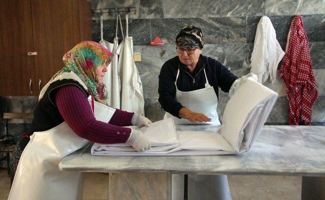 <p>Kadın gassal Fatma Rıdvanoğulları, 17 yıldır belediye bünyesinde çalıştığını ifade ederek, “Daha önce dışarıda da camilerde, hastanelerde ölü yıkayıcısıydım. Benim annem de gönüllü bu işi yapıyordu. Ben de annemden aldım bu işi. Çünkü çok sevdiğim, içimden gelerek yaptığım bir iş. O yüzden ben de bu mesleği seçtim memnunum. </p>
