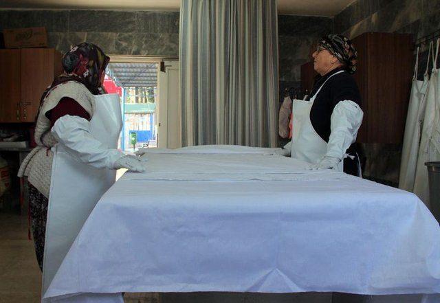 <p>Bu mesleğin manevi olarak kendisine çok şey kattığını belirten Rıdvanoğulları, “Benim en azından vicdanımı rahatlattı. Kendi içim rahatladı, Allah’a daha yakınlığım arttı. Burada birçok tanıdık da yıkadım. Burada kendi annemi yıkadım. O duyguyu yaşadım. Önce bir yabancı gibi yıkadım sonra defnedildikten sonra annem olduğunu hissettim. </p>
