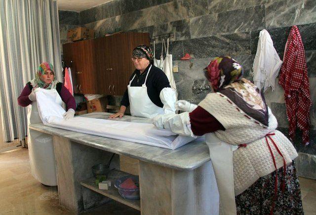 <p>Ben de bu mesleği seçtim. Hem sevap işliyoruz hem maddi olarak da evimizi geçindiriyoruz. İlk günden beri hiç tedirgin olmadım. Öleceğimizi bildiğimiz için hiç korkmadım” şeklinde konuştu.</p>
