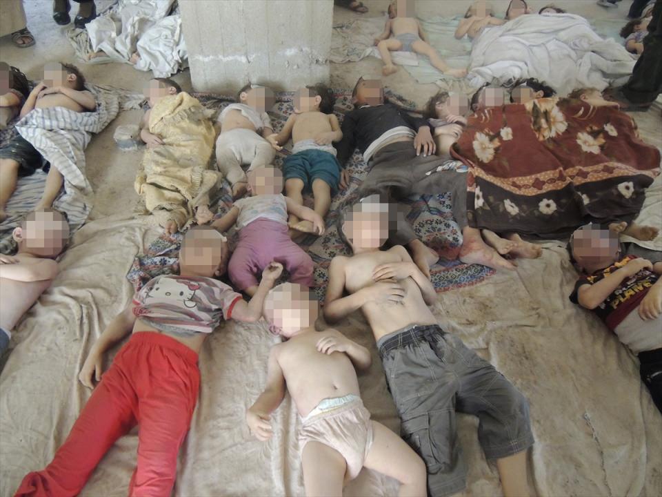 <p>Anadolu Ajansı (AA), Suriye'de Şam'ın Doğu Guta banliyösünde Beşşar Esed rejimi tarafından düzenlenen ve binden fazla kişinin hayatını kaybettiği kimyasal silah saldırısının üçüncü yılında yeni görselleri ortaya çıkardı.</p>
