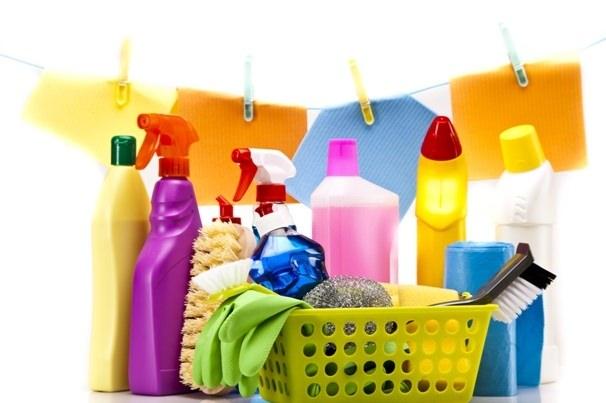 <p>Deterjanların arttığı günümüzde, kimyasallar evlerin her yerinde kullanılıyor. Ev hanımlarının tüm deterjanları karıştırarak kullanma alışkanlığından dolayı evlerde gittikçe artan deterjan kullanımı sağlığı tehdit edecek boyutlara ulaşıyor.</p>

<p><strong>İşte, kimyasal deterjan kullanmadan, evinizde temizleyebileceğiniz pratik tarifler....</strong></p>

