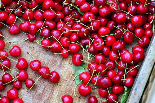 <p>Kirazın en bilinen özelliği de idrar söktürücü olması.</p>