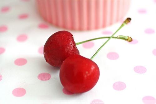 <p>Kirazın Besin Değerleri</p>

<p>100 gram tatlı kiraz;</p>
