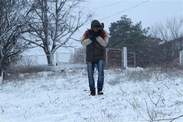 <p>Kırklareli’nin Kofçaz ilçesinde mevsimin ilk kar yağışı başladı. Bulgaristan’a sınır olan ilçede yerler beyaza bürünürken, hava sıcaklığı da 1 dereceye kadar düştü.</p>
