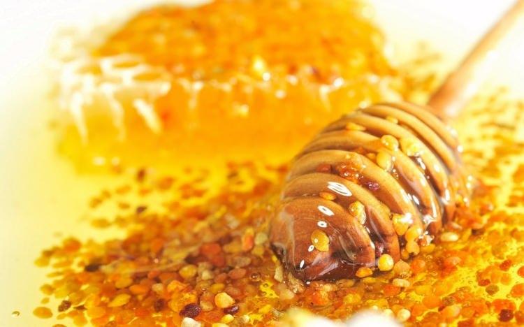 <p>Uzmanlar, besin takviyeleri arasında önemli yeri olan arı poleninin az miktarda tüketilmesinin bile son derece yararlı olduğunu belirterek,</p>
