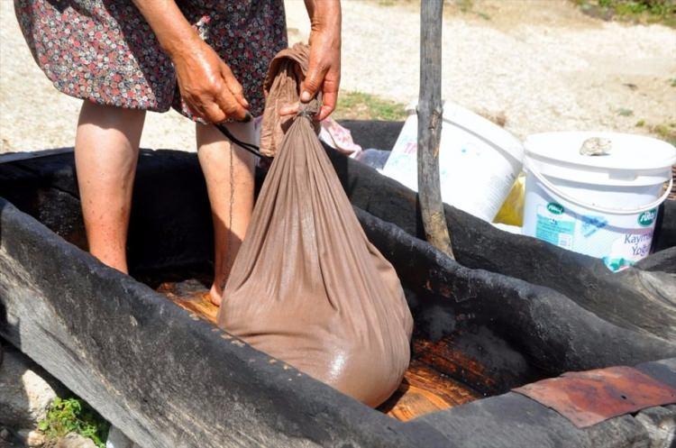 <p>Unutulmaya yüz tutan yöntemi, sadece bölgede yaşı ilerlemiş kişilerin uyguladığını anlatan Karagöz, bu yöntemle günde en fazla 175 kilogram zeytin sıkılabildiğini, bu zeytinlerden de ortalama 35 litre yağ elde edildiğini kaydetti.</p>
