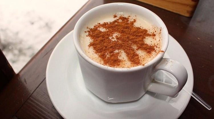 <p><strong>-</strong> Özellikle mide rahatsızlıklarında etkili olan salep, hazmı kolaylaştırarak mideyi rahatlatıyor. Bunun yanı sıra tarçınla tüketiminde ise özellikle üst solunum yollarında etkili oluyor. Öksürük ve bronşiti tedavi ediyor.</p>