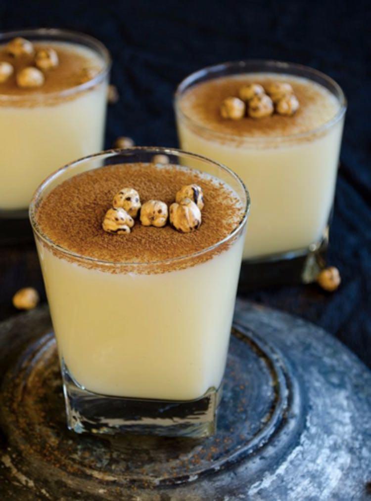 <p><strong>BOZA</strong></p>
<p><strong>- </strong>Darı irmiği, su ve şekerden üretilen bozanın faydaları da oldukça fazla. Bünyesinde A ve B vitaminlerinin dört türü ile C ve E vitaminleri de bulunuyor. </p>
<p><strong>- </strong>Mayalanması sırasında ürettiği laktik asit ise ender gıda maddelerinde bulunuyor ve bu değerli asit türünün hazmı kolaylaştırıcı etkisi var. </p>