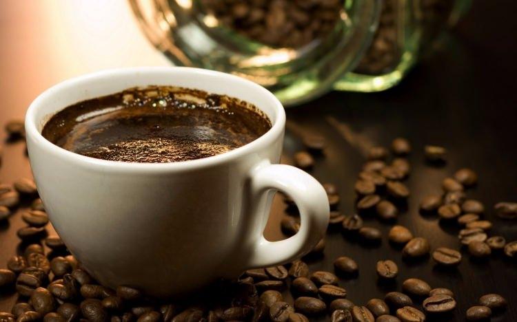 <p><strong>-</strong> Düzensiz kalp atışları kalp çarpıntısına ya da taşikardi gibi rahatsızlıklara neden olabiliyor. Yapılan çalışmalarda, yüksek miktarda kahve tüketiminin tansiyonu hızla yükselttiği görüldü. </p>