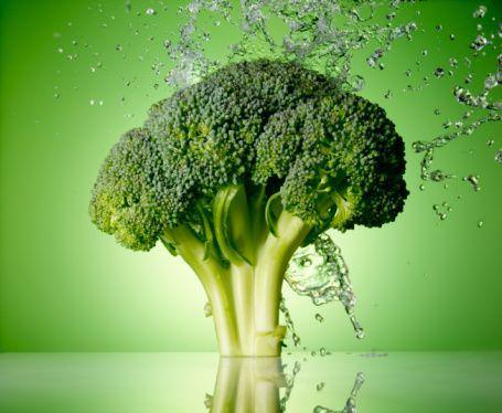<p><strong>Brokoli </strong></p>

<p>En önemli antioksidan kaynaklarından birisi olan brokoli vitamin deposudur. Kansere karşı koruyucu etkisi olan brokoli vücuda zarar veren radikallerin uzaklaştırılmasında önemli bir etkiye sahiptir. Ayrıca kalsiyum içeriğinin yüksek olması nedeni ile özellikle kadınlarda ve çocuklarda düzenli olarak tüketilmesi önerilir.</p>

