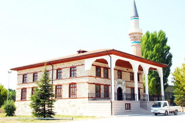 Kışla Camii’nin 1934’te ahşap minaresi kesiliyor. İki asker büyük kulustur (testere) ile minareyi keser. Camii 1950’li yıllara kadar ot deposu olarak kullanılıyor