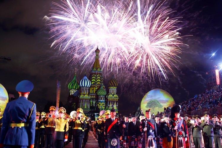 <p>Moskova’nın tarihi Kızıl Meydan’ında düzenlenen festivalde Türk Silahlı Kuvvetleri (TSK) Mehteran Birliği’nin gösterisi yoğun ilgi gördü.</p>
