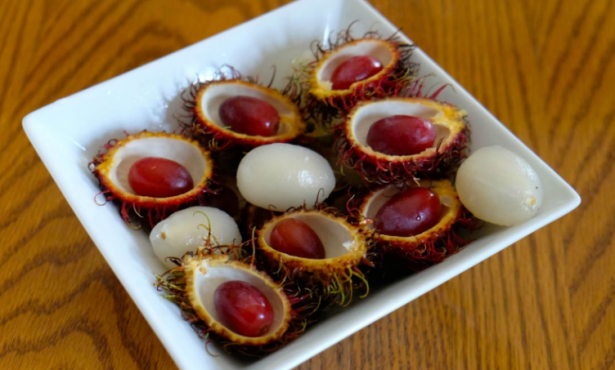 <p><span style="color:#FFFFFF">Rambutan, gelişiminin her aşamasında yeşil olan, boyu 12 veya 20 metreye kadar uzayabilen bir ağaçtır. Yaprakları düzenli bir sırada, hafif tüylü, 10 veya 30 santimetre uzunluğundadır. </span></p>
