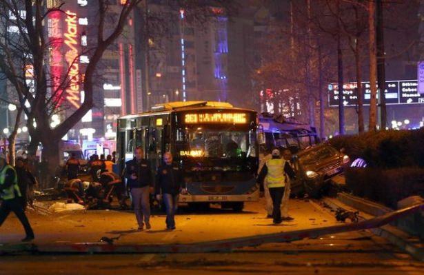 <p>Olay anını gösteren kameraları inceleyen ekipler, bomba yüklü otomobilin, durakta bekleyen otobüslerin yanına gelince yavaşladığını ve bu sırada patlatıldığını tespit etti.</p>