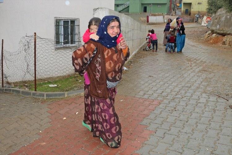 <p>Siirt'te, 7 &ccedil;ocuk annesi Halime Ekinci, doğuştan bedensel ve zihinsel engelli kızını 36 yıldır kucağında ve sırtında taşıyor. Afetevler Mahallesi'nde yaşayan Ekinci (58), 4'&uuml; kız 7 &ccedil;ocuğu bulunmasına rağmen zamanının b&uuml;y&uuml;k b&ouml;l&uuml;m&uuml;n&uuml; bedensel ve zihinsel engelli olarak d&uuml;nyaya gelen 80 santimetre boyundaki ve 36 yaşındaki kızı Bedia Ekinci'ye ayırıyor.</p>

<p>&nbsp;</p>
