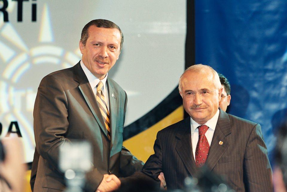 <p>Törende Cemil Çiçek de AK Parti'ye katıldı. Çiçek'e rozetini Genel Başkan Erdoğan Taktı.<br />
<br />
- 14/8/2002</p>
<p> </p>
<p> </p>
