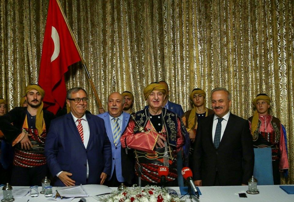 <p>"Eğer bu hain kalkışma girişimi, işgal girişimi başarılı olsaydı Suriye, Irak ve benzeri devletler gibi bir hale düşmüş olacaktık. Cenabıhakk bizi korudu ve büyük bir vakayı atlattık. Bu sadece bir darbe önlenmesi değil işgal önlenmesiydi. Bütün gönül coğrafyamıza yepyeni bir şekil vereceklerdi, bu önlendi. Gönül coğrafyamız hemen geldi. Öbürleri bir ay geçtikten sonra gelmeye başladılar. Büyük bir projeydi ama Cenabıhakk bunu engelledi. </p>
