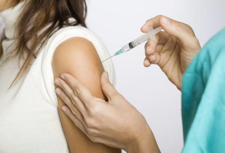 <p><strong>2. Grip aşısı grip eder</strong></p>

<p>Vücut bütün aşılara ateş gibi tepkilerle karşılık verir. Grip aşıları da ölü grip virüsü içerir. Bu da gribe neden olur. </p>

