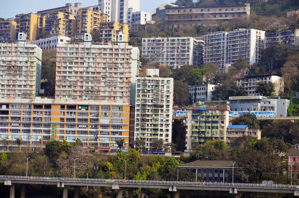 <p>Kentin yamaca kurulu olması sebebiyle metro planlamasında b&ouml;yle bir uygulama yapmak zorunda kalan Chongqing y&ouml;netimi, bazı apartmanların orta ve &uuml;st katlarını kamulaştırarak i&ccedil;inden metro hattını ge&ccedil;irdi.&nbsp;</p>

<p>&nbsp;</p>
