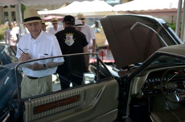 <p>"İstanbul Concours d'Elegance'ı her geçen sene daha büyük bir istek ve tutkuyla düzenlemeye devam edeceğiz. Üçüncüsünü düzenlediğimiz bu yarışmada şu anda yaklaşık 70-80 araç yer alıyor. Otomobiller, 5 değişik kategoride yarışıyor.</p>