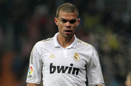 <p><strong><span style="color: #0000ff;">PEPE TAKTİĞİ<br /><br /></span></strong>Stoper konusunda Fenerbahçe sağ gösterip sol vurmaya hazırlanıyor. Daha önce R.Madrid’in yıldızı Pepe için “Yaşlı” yorumunu yapan başkan Aziz Yıldırım, perde arkasından işi bitirebilir.</p>