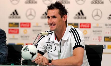 MIROSLAV KLOSE - "Bir postacının kapımın önünde dizlerinin üzerine çöküp ayağımı öptüğünü hiç görmemiştim. İtalyanlar futbol için deli oluyorlar"