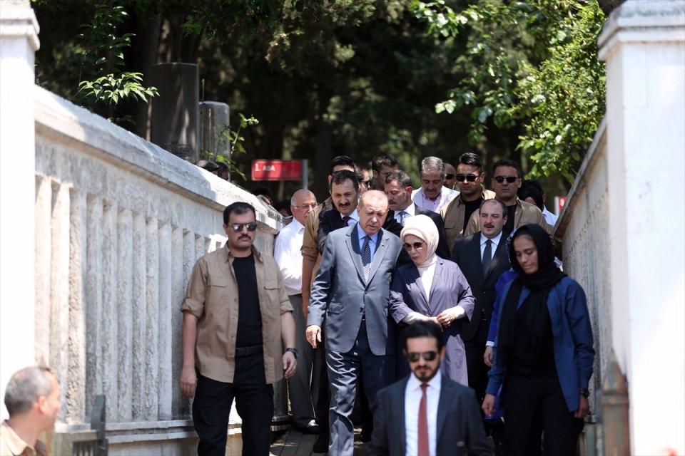 <p>Erdoğan'ın 15 Temmuz şehitleri Erol Olçok ve oğlu Abdullah Tayyip Olçok'un da mezarlarına uğrayıp dua ettiği öğrenildi.</p>
<p> </p>