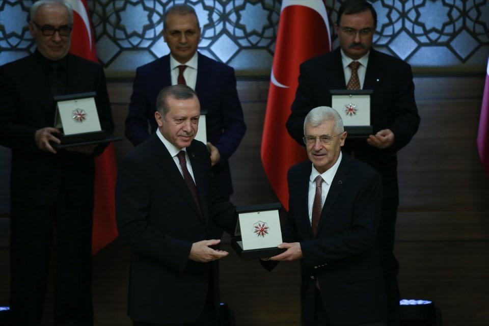 <p>Merhum Ordinaryus Profesör Doktor Ahmet Süheyl Ünver'e verilen Vefa Ödülü, öğrencisi Prof. Dr. Ahmet Güner Sayar aldı.</p>