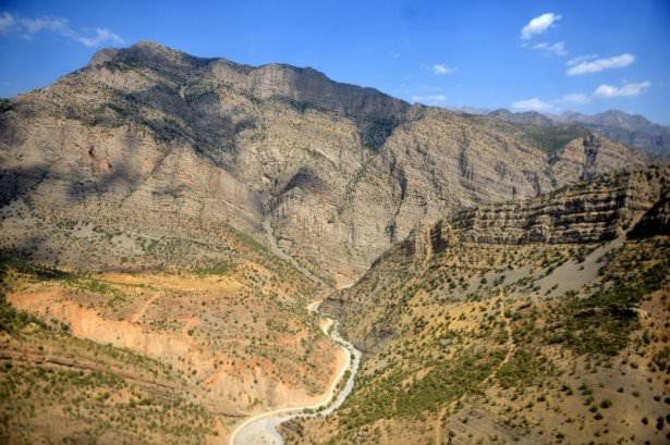 <p>Van ve Hakkari illerinin, yüksek dorukları, akarsuları, ovaları, tarım arazileri, yeşillik alanları, yolları, mahalle ve köyleri, metrelerce yükseklikten helikopterle kuş bakışı görüntülendi.</p>