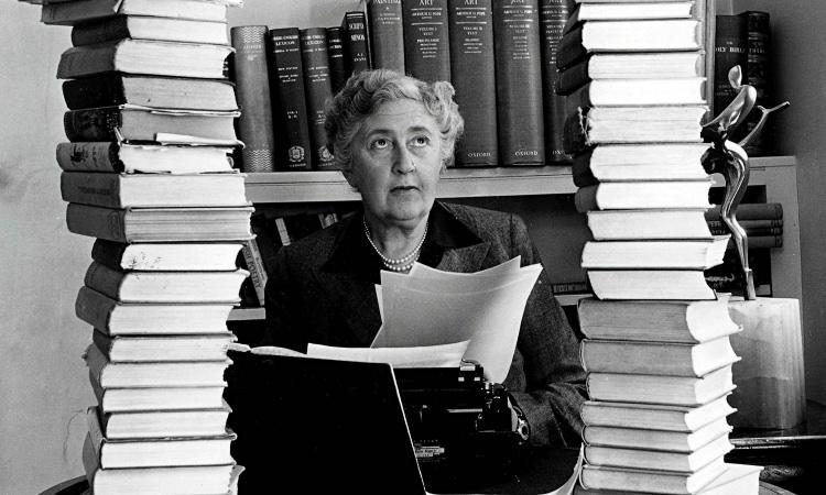 <p><strong>Agatha Christie</strong></p>
