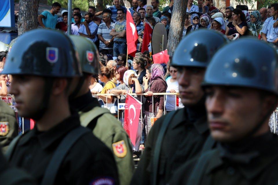 <p>Hakkari'nin Çukurca ilçesinde terör örgütü PKK mensuplarına yönelik sürdürülen operasyonda şehit düşen Astsubay Bahri Uçuş, memleketi Aydın'ın Kuyucak ilçesinde toprağa verildi.</p>
