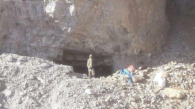 <p>Türk Silahlı Kuvvetleri, Hakkari Kovan Tepe'de büyük bir mağara içinde teröristlere ait cephanelik buldu</p>
<p> </p>