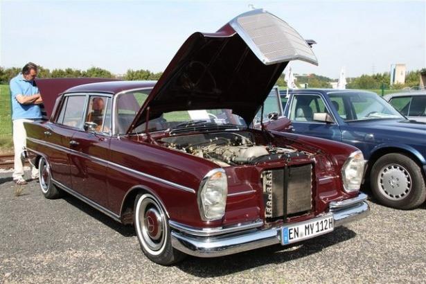 <p>Mercedes severler Almanya'nın Hattingen kentinde buluştu. Mercedes kulübü tarafından her sene düzenlenen etkinlik kapsamında Mercedes klasikleri ve son model Mercedes'ler bir araya geldi. İşte o otomobiller....</p>
<p> </p>