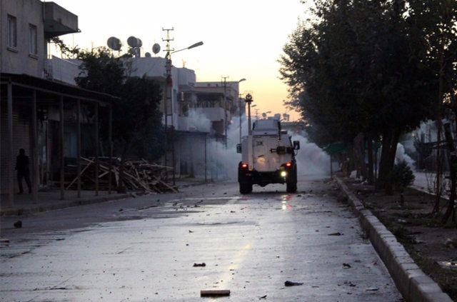 <p>Bu kapsamda, 22 Şubat'ta terör örgütünün sözde "öz yönetim" çalışmalarına taban teşkil etmesi amacıyla ilçe genelinde başlayan terör olaylarında Derik Belediyesine ait iş makinelerinin ve belediye imkanlarının terör örgütü ve mensuplarının amaçları doğrultusunda kullanıldığı belirlendi.</p>

<p> </p>
