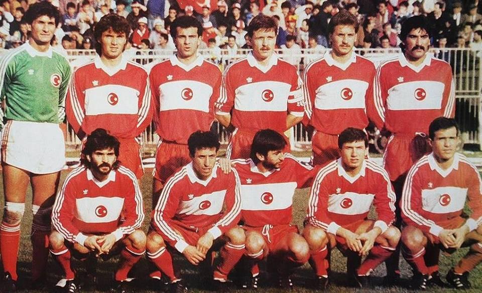 <p><strong>Milli Takım (1988)</strong></p>
<p>30 Kasım 1988 tarihinde İnönü Stadı’nda Doğu Almanya’yı 3-1 yenen Tınaz Tırpan yönetimindeki A Milli Takım.</p>
<p>Soldan sağa</p>
<p>Ayaktakiler: Fatih Uraz (Samsunspor), Gökhan Keskin (Beşiktaş), Oğuz Çetin (Fenerbahçe), Cüneyt Tanman (Galatasaray), Semih Yuvakuran (Galatasaray), Ünal Karaman (Malatyaspor).</p>
<p>Oturanlar: Uğur Tütüneker (Galatasaray), Recep Çetin (Beşiktaş), Rıdvan Dilmen (Fenerbahçe), Tanju Çolak (Galatasaray), Feyyaz Uçar (Beşiktaş).</p>