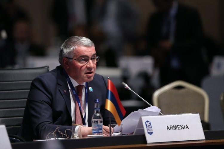 <p>Cumhurbaşkanı Erdoğan Rusya Federasyon Başbakanı Medvedev'i işaret ederek, tartışma konusunun Minsk üçlüsünün sorumluğunda olduğunu hatırlattı. Erdoğan, "Bu işin nihayete vardırılmasında büyük fayda var "dedi.</p>
