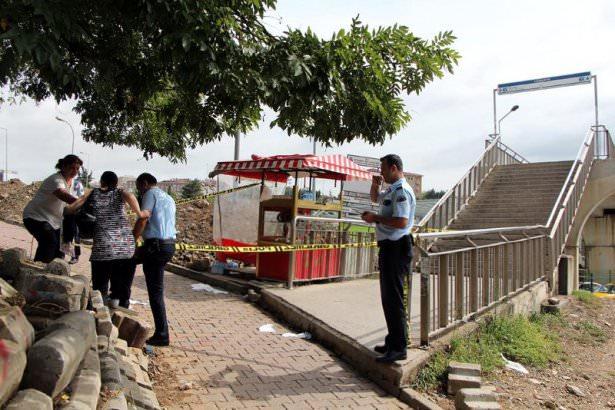 <p>&Uuml;sk&uuml;dar Uzun&ccedil;ayır metrob&uuml;s durağı &uuml;st ge&ccedil;idindeki olay saat 11.00 sıralarında meydana geldi. Silahlı iki kişi &uuml;stge&ccedil;itte simit satan Tayfun Karlık'ın yanına geldi.</p>
