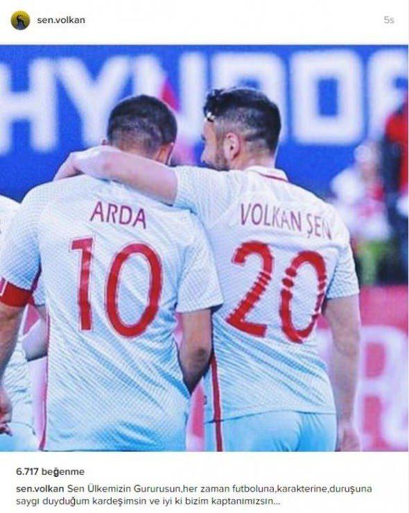 <p>VOLKAN ŞEN - FENERBAHÇE</p>
<p>Sen ülkemizin gururusun, her zaman futboluna, karakterine, duruşuna saygı duyduğum kardeşimsin ve iyi ki bizim kaptanımızsın.</p>
