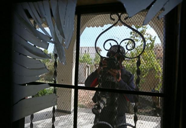 <p>Bazı K&uuml;rt gruplar ile IŞİD arasında d&uuml;n akşam saatlerinde yoğunlaşan &ccedil;atışmaların ardından il&ccedil;enin doğu tarafında IŞİD tarafından vurulan b&ouml;lgede sessizliğin hakim olduğu g&ouml;zlendi.</p>
