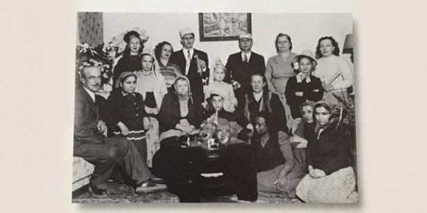 <p>Ankara Yenişehir'deki Koç Apartmanı'ndaki geleneksel yılbaşı kutlamlarından biri. 1949 yılı bitiyor. 1950 yılına giriliyor. Oturanlar (Soldan Sağa) İbrahim Efendi (Şöfor), evdeki yardımcı Fatma, Hatice Koç, Nene apartmanın kapıcısının hanımı Ayşe. Ayaktakiler (Soldan sağa) Semahat Koç, Gülgen Kütükçü, Sadberk Koç, Rahmi Koç, Suna Koç, Vehbi Koç, Zehra Kütükçü, Sevgi Koç ve Gülseren Kütükçü.</p>

<p> </p>
