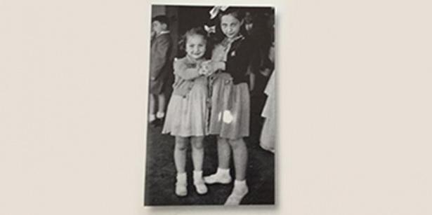 <p>Ankara'daki 23 Nisan Çocuk Bayramı balosunda, Suna Koç 6, Sevgi Koç 9 yaşında...</p>
<p> </p>