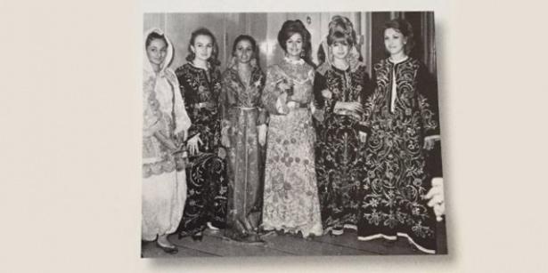 <p>Suna Koç'un kına gecesinde (Soldan sağa) Demet Ersoy, Suna Koç, Bilge Emeç, Ayla Gedikoğlu, Bela Simavi ve Çiğdem Koç bir arada. İstanbul, 1968</p>
<p> </p>